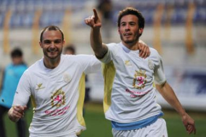 Roskam, a la derecha, celebra con Salva el gol de la victoria ante el Deportivo Alavés.