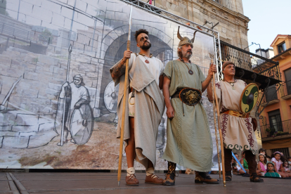 El desfile de vencedores y el entierro del héroe astur cierran la fiesta de recreación con la que Astorga difunde su historia y capta la atención de miles de visitantes. JONATHAN NOTARIO