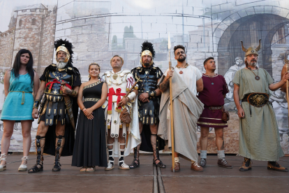 El desfile de vencedores y el entierro del héroe astur cierran la fiesta de recreación con la que Astorga difunde su historia y capta la atención de miles de visitantes. JONATHAN NOTARIO