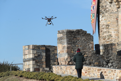 Un dron sobre el Castillo de Ponferrada en una imagen de archivo que no tiene que ver con la detención y en la que el vuelo había sido autorizado. L. DE LA MATA