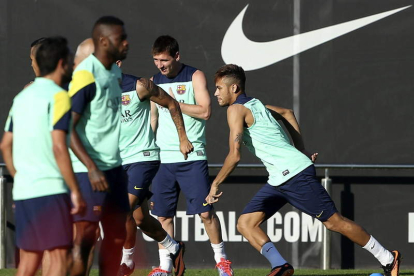Neymar, a la derecha, no se separó de Messi en su primer entrenamiento con el Barça.