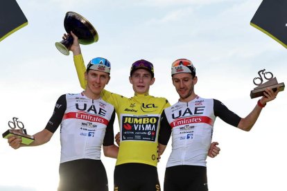 Vingegaard, escoltado por Pogacar y Yates, suma su segundo Tour de Francia consecutivo. TESSON