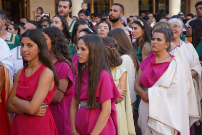 El desfile de vencedores y el entierro del héroe astur cierran la fiesta de recreación con la que Astorga difunde su historia y capta la atención de miles de visitantes. JONATHAN NOTARIO