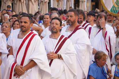 El desfile de vencedores y el entierro del héroe astur cierran la fiesta de recreación con la que Astorga difunde su historia y capta la atención de miles de visitantes. JONATHAN NOTARIO