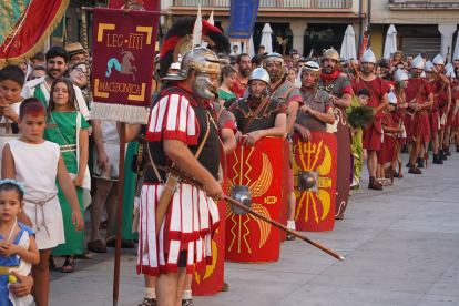 El desfile de vencedores y el entierro del héroe astur cierran la fiesta de recreación con la que Astorga difunde su historia y capta la atención de miles de visitantes. JONATHAN NOTARIO