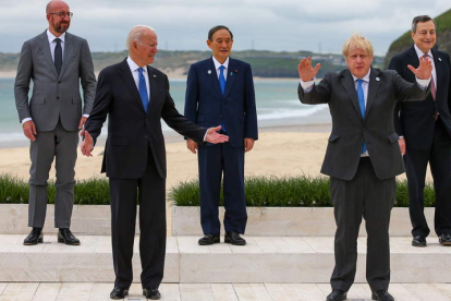 Boris Johnson gesticula en la foto de familia del G-7 con Biden a su lado ayer, en Carbis Bay. HOLLIE ADAMS