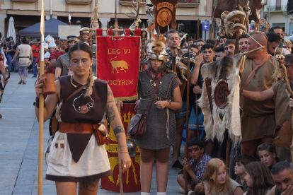 El desfile de vencedores y el entierro del héroe astur cierran la fiesta de recreación con la que Astorga difunde su historia y capta la atención de miles de visitantes. JONATHAN NOTARIO