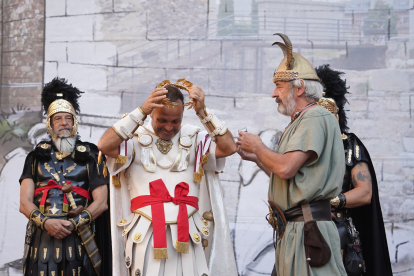 El desfile de vencedores y el entierro del héroe astur cierran la fiesta de recreación con la que Astorga difunde su historia y capta la atención de miles de visitantes. JONATHAN NOTARIO