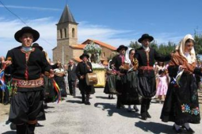 Los integrantes de la escuela de tradiciones maragatas desfilando ante la Virgen.