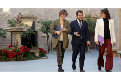 Aragonès con las consejeras Serret y Verge ayer, en el Palau de la Generalitat. QUIQUE GARCÍA