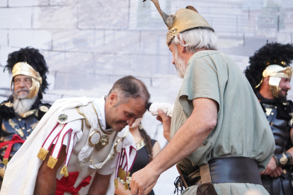 El desfile de vencedores y el entierro del héroe astur cierran la fiesta de recreación con la que Astorga difunde su historia y capta la atención de miles de visitantes. JONATHAN NOTARIO