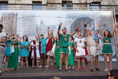 El desfile de vencedores y el entierro del héroe astur cierran la fiesta de recreación con la que Astorga difunde su historia y capta la atención de miles de visitantes. JONATHAN NOTARIO