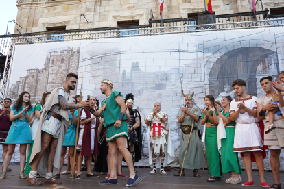 El desfile de vencedores y el entierro del héroe astur cierran la fiesta de recreación con la que Astorga difunde su historia y capta la atención de miles de visitantes. JONATHAN NOTARIO