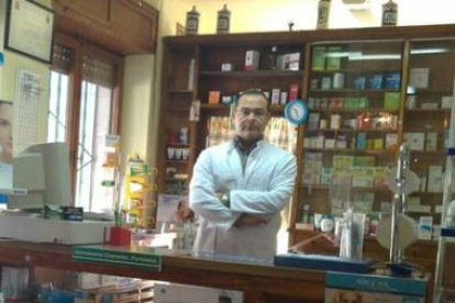 Jaime Espolita, en su farmacia en Cabrillanes.