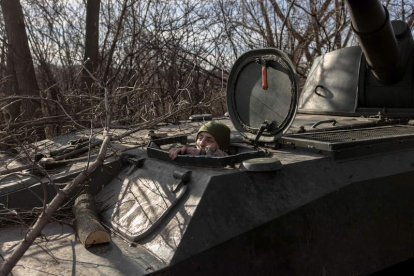 Imagen de un soldado ucraniano en un tanque. ROMAN PILIPEY