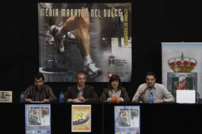 Javier y Álex, los organizadores de la carrera, flanquean a Ana Rosa Sopeña y López Benito.