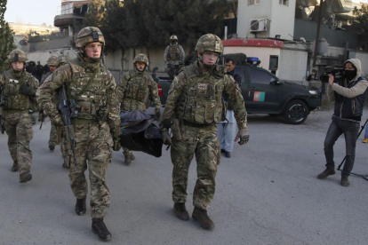Soldados británicos trasladan el cuerpo de uno de los fallecidos en el atentado.