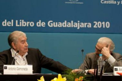 Los dos premios Cervantes mantuvieron un intenso y cómplice encuentro literario.