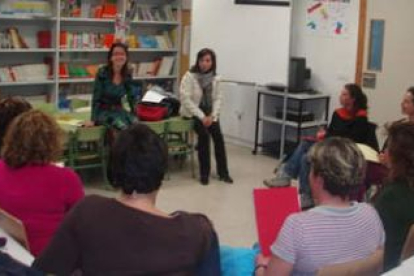 La concejala de Bienestar Social, Pilar Requejo, en una de las charlas informativas.