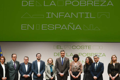 Foto de familia de los participantes en la presentación del informe, con Pedro Sánchez. JAVIER LIZÓN