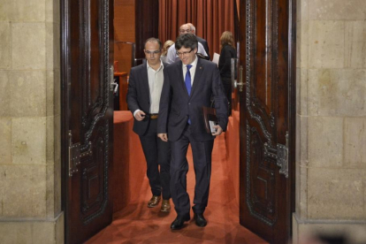 Carles Puigdemont y Jordi Turull salen de la reunión de Junts pel Sí antes del pleno del Parlament, este miércoles.