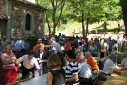 Tras la misa tuvo lugar una comida popular junto a la ermita