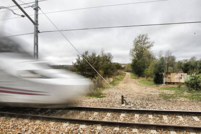 Un tren circula por León