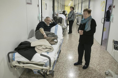 Pacientes y acompañantes en el servicio de Urgencias del Hospital de Bellvitge, este año.