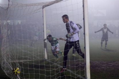 Leandro no pudo evitar el remate de Borjas, el primer gol del Astorga en su igualada