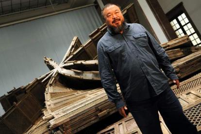 El artista chino Ai Weiwei ante una obra suya en el Haus der Kunst de Munich, Alemania