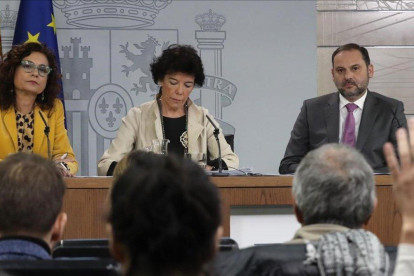 La ministra de Hacienda, María Jesús Montero,  la portavoz del Gobierno, Isabel Celáa,  y el ministro de Fomento,  José Luis Ábalos, durante la rueda de prensa posterior al Consejo de Ministros.