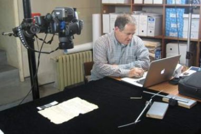 Un técnico de Imagen MAS, durante la digitalización de legajos del archivo municipal.