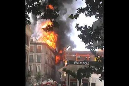 Un grave incendio de una subestación de Unión Fenosa en el centro de Madrid, provocó un importante caos por el corte de tráfico, transporte público y suministro eléctrico que afectó a 8.000 clientes.