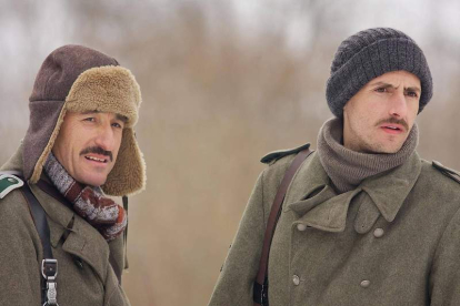 Carmelo Gómez y Juan Diego Botto, en una escena de la película ‘Silencio en la nieve’.