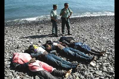 Más de cien inmigrantes perdieron la vida este año frente a las costas españolas por el naufragio de pateras. Otros cientos han sido rescatados, entre ellos muchas mujeres embarazadas y bebés.