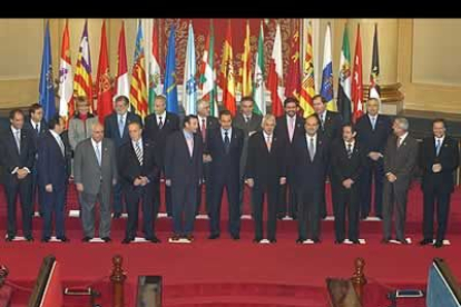 Zapatero se reunió con los presidentes de las diecisiete comunidades y las dos ciudades autónomas en la Conferencia de Presidentes, un encuentro que se celebraba por primera vez en democracia.