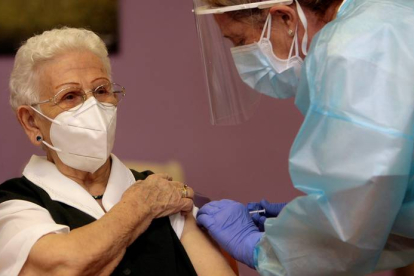Araceli, una mujer de 96 años, residente en el centro de mayores Los Olmos de Guadalajara capital, fue la primera vacunada. PEPE ZAMORA