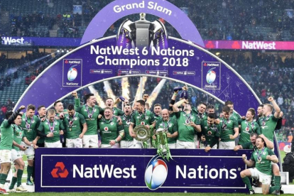 El equipo irlandés celebra el triunfo sobre Inglaterra que le dio el Grand Slam en el Seis Naciones.