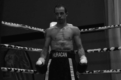 Saúl Tejada, durante su última pelea disputada en León, ante el púgil rumano Silvio Alecu.