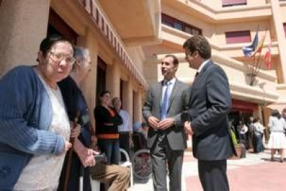 Antón y Riesco saludan a los residentes del centro público del Temple