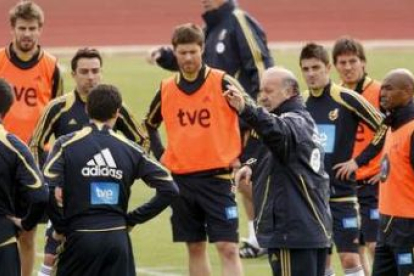 Del Bosque da instrucciones a los jugadores en el entrenamiento celebrado ayer antes de partir hacia