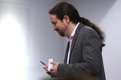 El líder de Unidas Podemos, Pablo Iglesias, tras reunirse con el presidente del Gobierno en funciones, Pedro Sánchez, en la Moncloa.