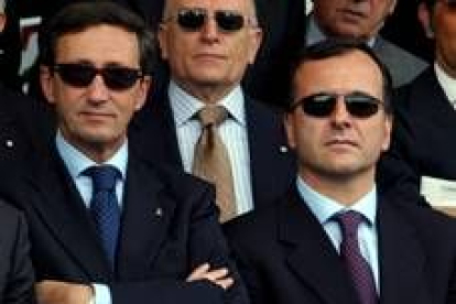 Fini sustituye a Frattini (a la derecha) al frente de Exteriores
