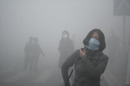 Una mujer sufre la contaminación en Harbin, al norte de China.