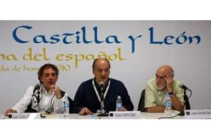 El poeta leonés Juan Carlos Mestre compartió mesa en un debate con el vallisoletano Gustavo Martín G