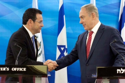 Jimmy Morales y Benjamin Netanyahu durante una reunión en Jerusalén, en noviembre del 2016.