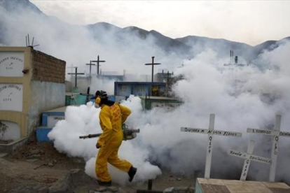Un operario fumiga el cementerio de Carabayllo, en Lima, en la campaña contra el zika.