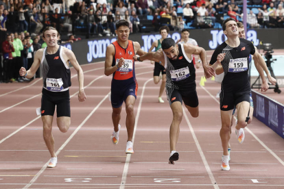 Saúl Ordóñez en el momento de cruzar la meta como campeón de España de los 800 metros. SERGIO PÉREZ