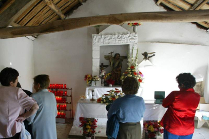 El interior de la ermita de Parajís, con el ángel y el demonio al fondo.