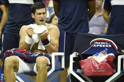 Novak Djokovic durante un receso ante el español Feliciano López .